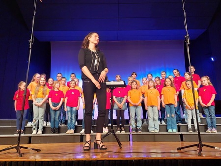 Mlajši OPZ OŠ Antona Žnideršiča (Sara Česnik)